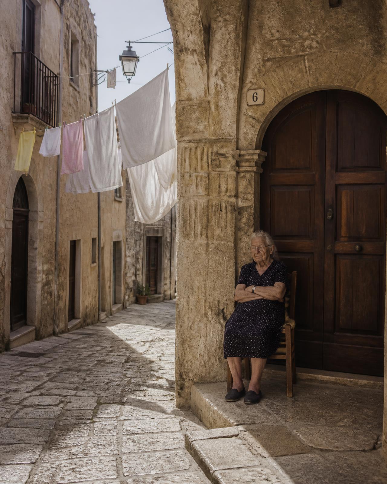 Vicolo in pietra di un borgo mediterraneo